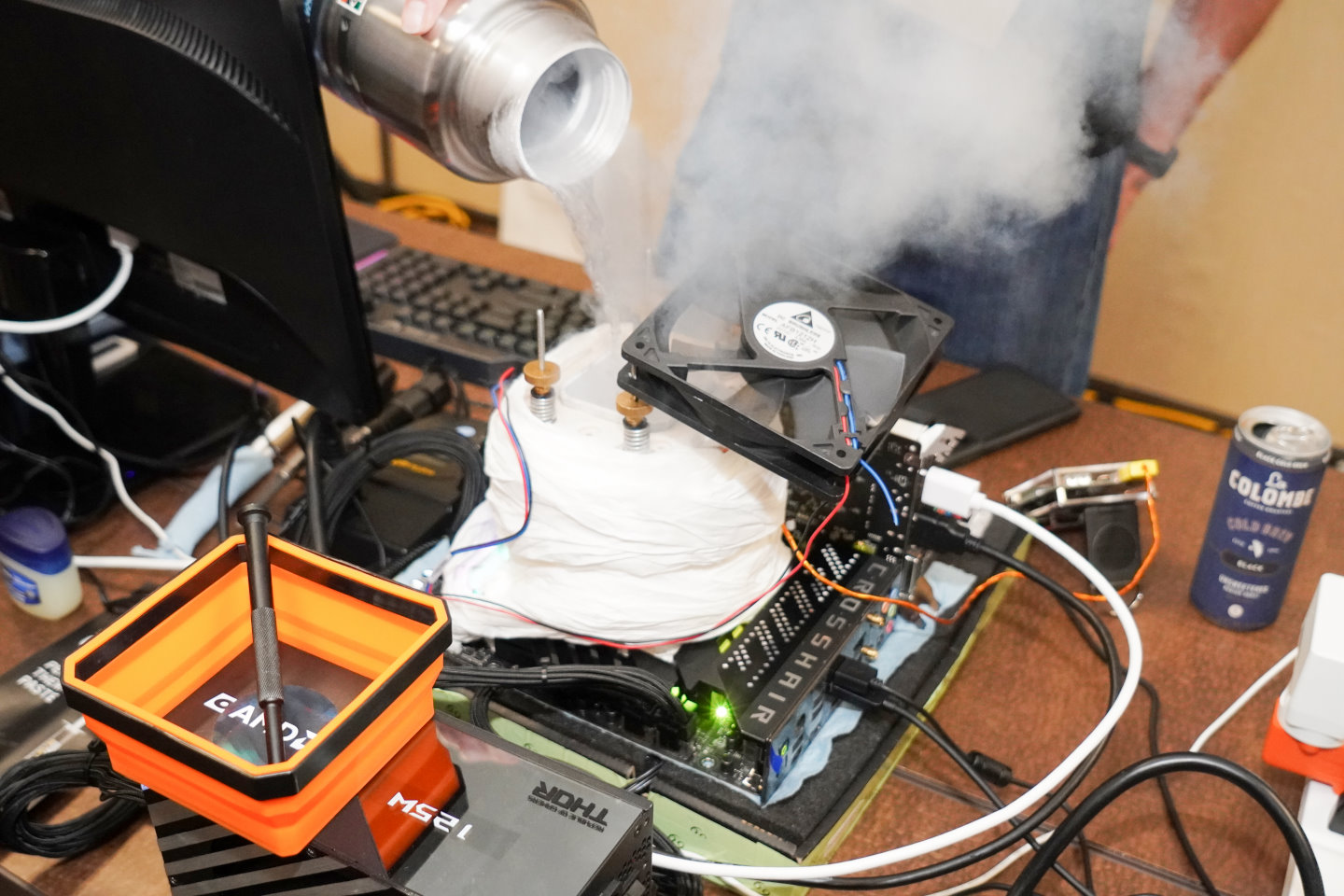 AMD超頻團隊的Bill Alverson也在活動會場中透過液態氮降溫對Ryzen 9 9950X進行超頻。