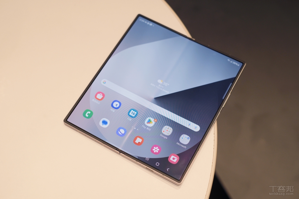 內頁螢幕採用 7.6 吋 QXGA+ Dynamic AMOLED 2X 摺疊螢幕，同樣支援 120Hz 智慧動態調節更新率。 ▲ 設定裡面可以選擇要以 60Hz 螢幕更新率顯示或是使用最佳化螢幕更新率，雖然說改成 60Hz 會比較省電，但 120Hz 的流暢度好很多，比較推薦使用高螢幕更新率。 ▲ 機身摺疊後中間已經看不太到縫隙，貼合度很好，右側有兼具指紋辨識功能的電源鍵以及音量鍵。