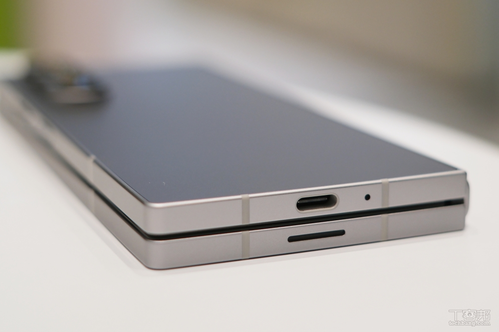 底部為揚聲器、USB-C 連接埠。