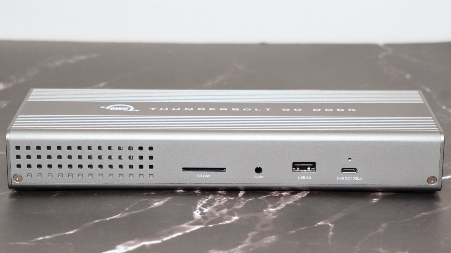 Thunderbolt Go Dock正面提供USB 3.2 Gen 2 Type-C、USB 2.0、3.5 mm耳機麥克風複合端子各1組以及SD 4.0讀卡機。