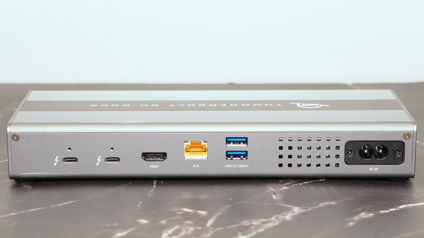 背面則有Thunderbolt 4、USB 3.2 Gen 2端子各2組，以及HDMI 2.1、2.5GbE乙太網路、交流電輸入端子各1組。