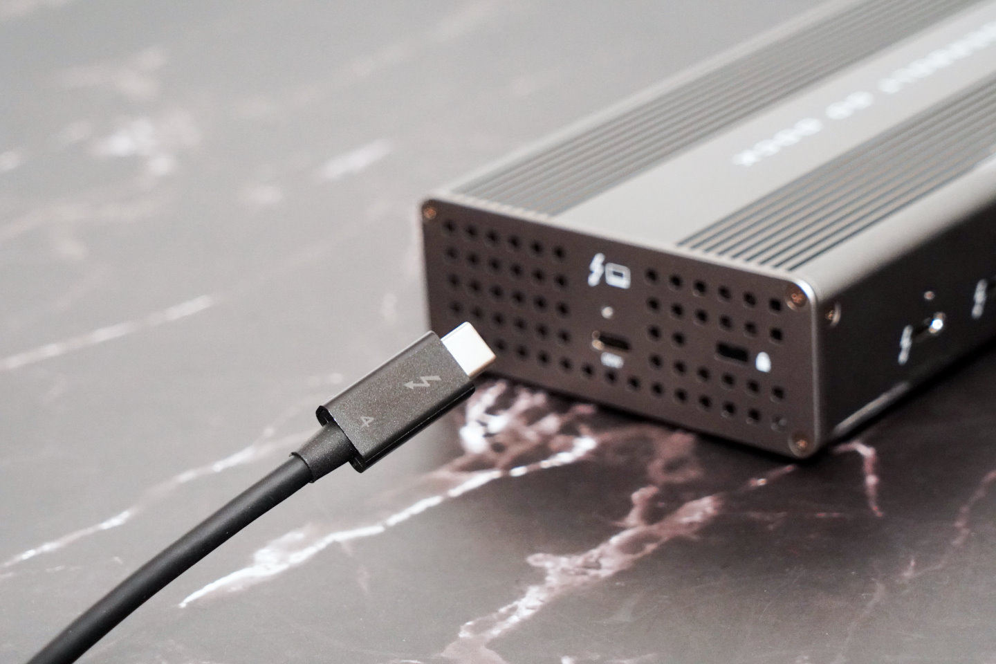 需要電腦與纜線都需支援Thunderbolt 4或Thunderbolt 5才能使用Thunderbolt Share功能。