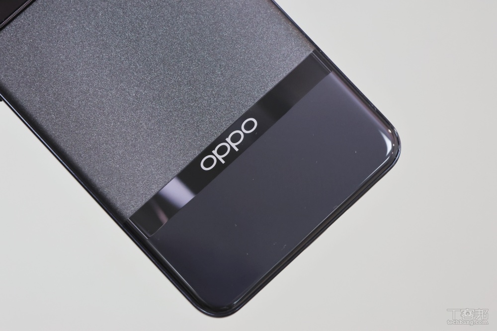 亮面和霧面的撞色設計滿特別的。