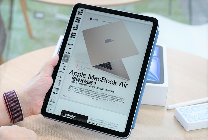 11 吋的便攜性還是較高,在手持看電子書使用時,會比 13 吋更適合一些。