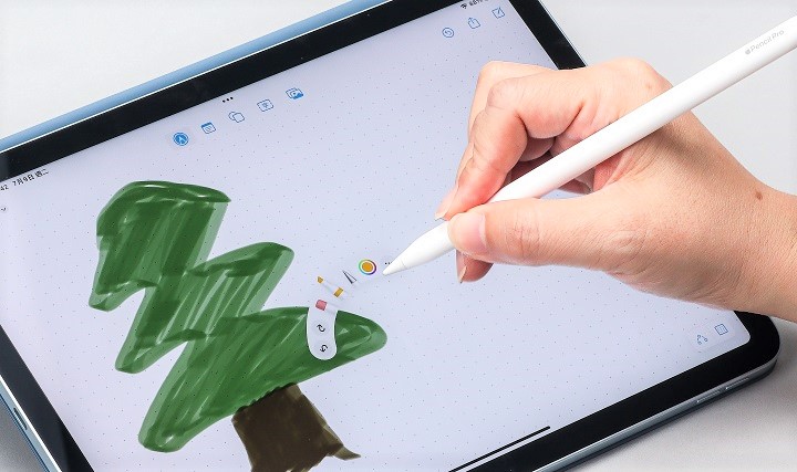 Apple Pencil Pro 新增雙指按壓、觸覺回饋、側轉功能,讓用戶能夠更直覺及精準地進行創作。
