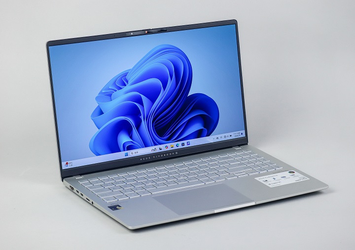 15.6吋、3K 解析度的 OLED 螢幕，具備 100% DCI-P3 廣色域，可呈現更真實的色彩，黑階的效果也會更出色，而螢幕比例為 16：9，不是現今主流的 16：10。