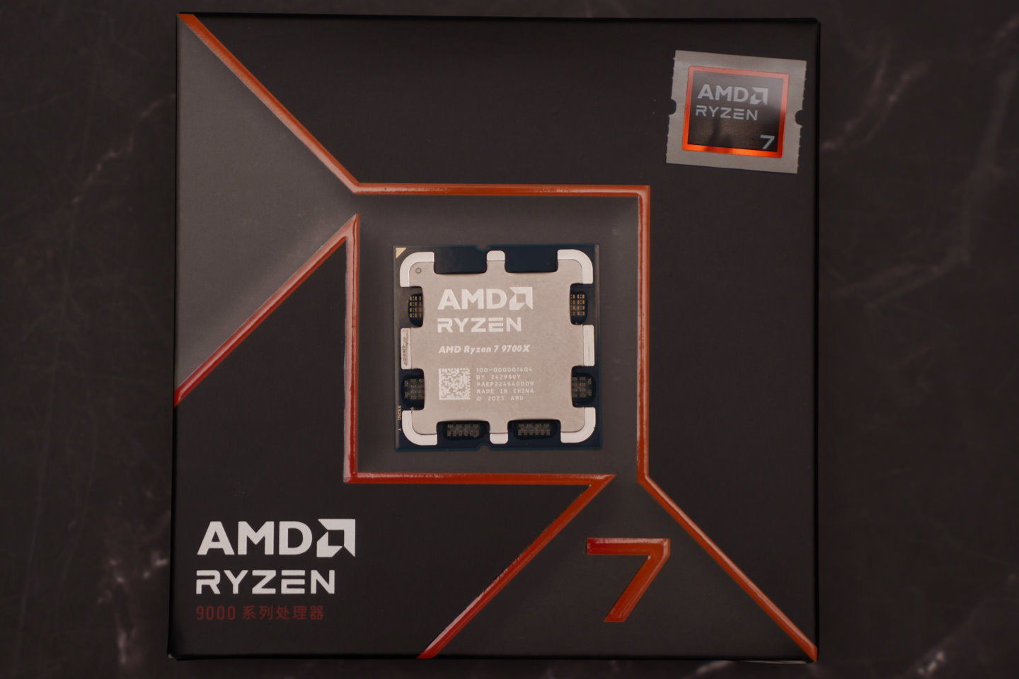 Ryzen 7 9700X為8核16緒配置，最大Boost時脈可達5.5 GHz。