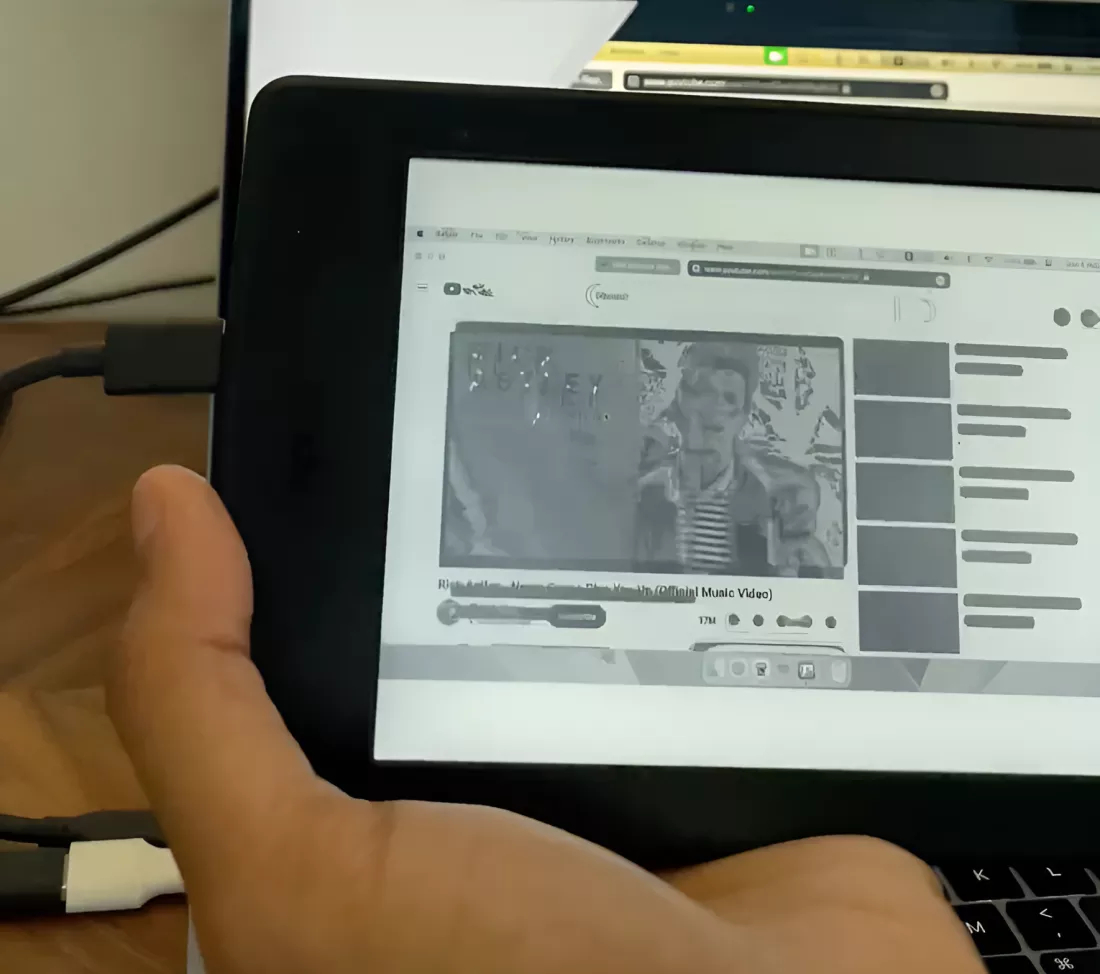 開發者利用越獄的方式，將Kindle閱讀器變成筆電的E-Ink副螢幕