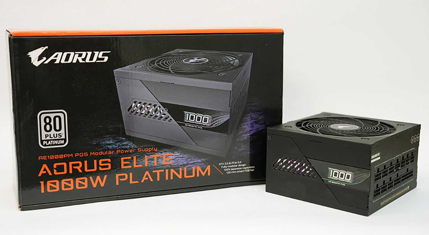帥氣的彩盒上除了有神鷹 AORUS 的標誌與產品外觀照之外，還有斗大的 80 PLUS 白金牌認證，以及產品名稱「AORUS ELITE 1000W PLATINUM」和提供最高 1000W 電力！