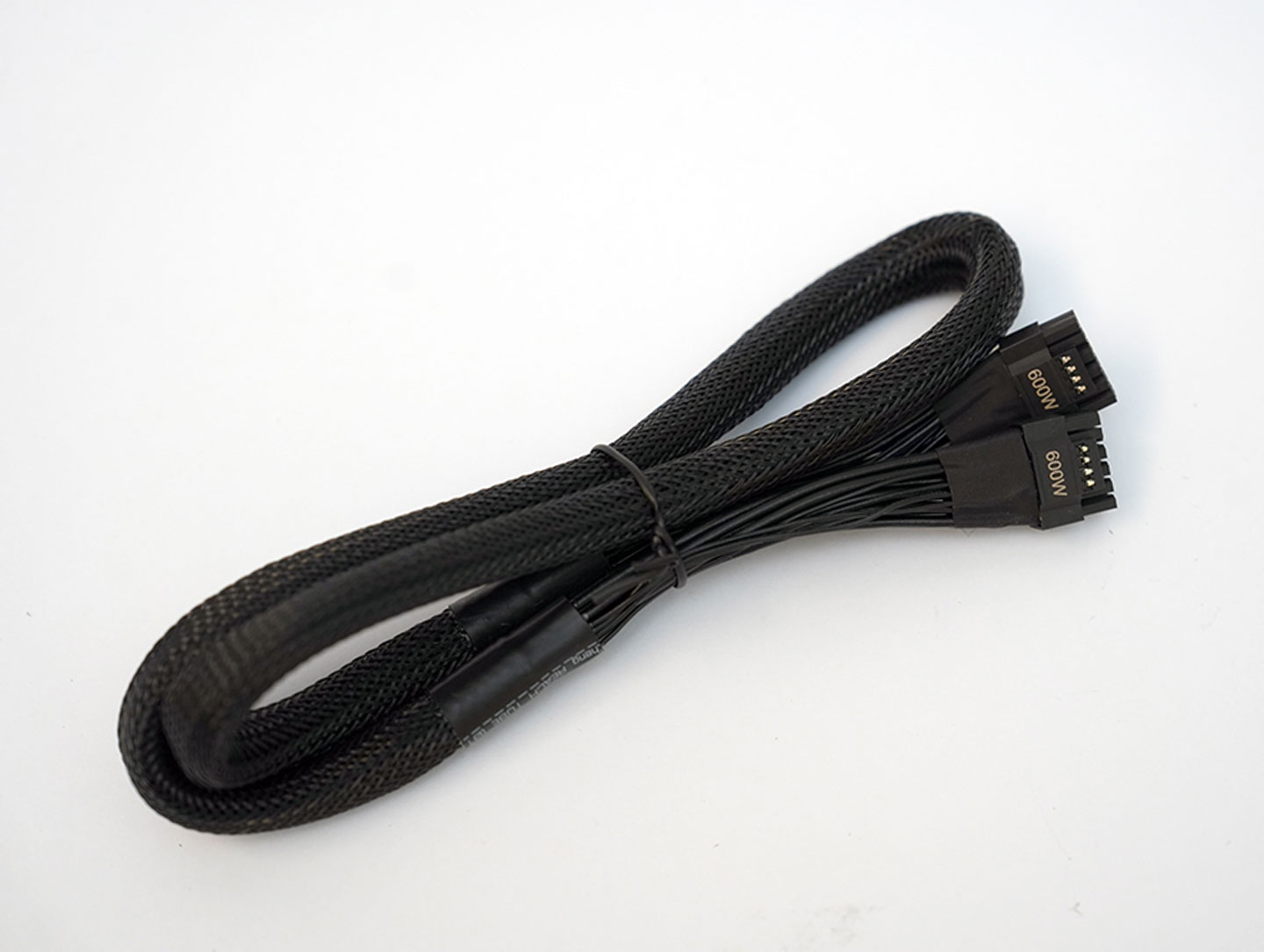 PCIe 5.0 16 pin cable 的每個引腳電流最高為 9.2A，意味著總電流達到了 55.2A，理論最大功率達到 662W，但規範裡限制為 600W。