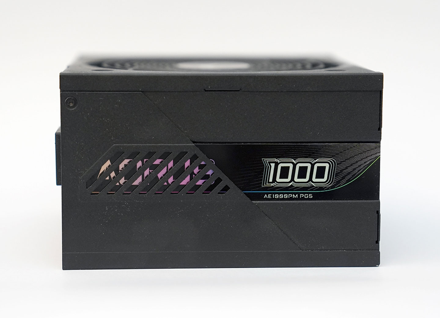 AORUS ELITE P1000W 左右兩側的設計是一致的。