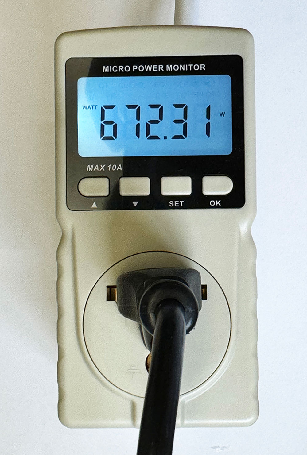 這時可以看到監測的系統總瓦特數為 672.31W。