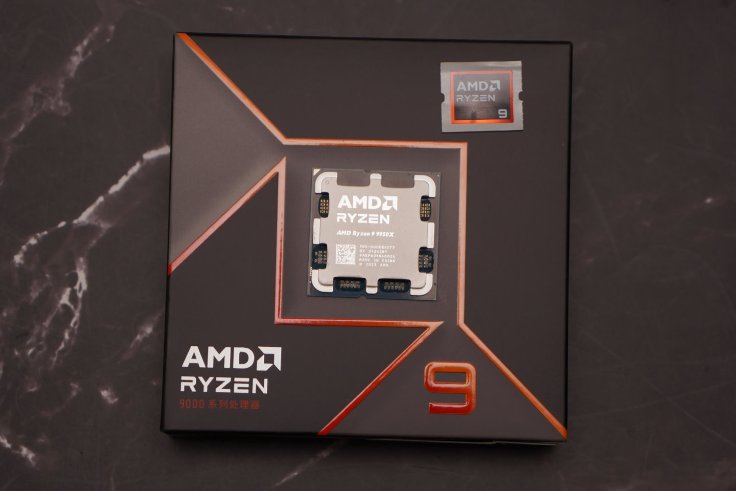 Ryzen 9 9950X為目前AMD的旗艦級處理器，具有16組核心、32組執行緒配置，最大Boost時脈可達5.7 GHz，為系列產品中最高的。