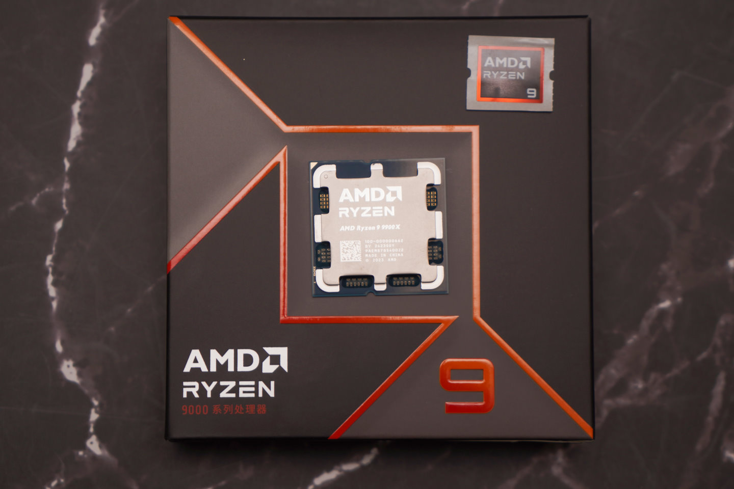 Ryzen 9 9900X採12核24緒配置，最大Boost時脈為5.6 GHz。