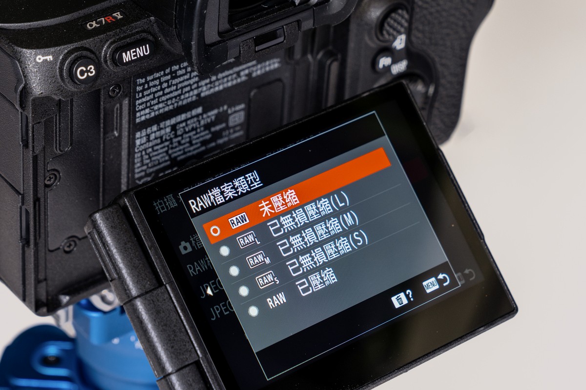 The α7R V’s introduction of three new RAW file sizes enhances shooting convenience. For a one-minute time-lapse video, using images taken at 1-second intervals for 30 minutes would yield 1,800 photos; shooting all in L-size RAW would consume excessive system resources. Selecting RAW files based on necessity is a smart move.