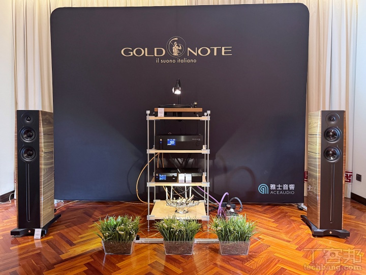 圖中整套系音響統定價約 80 萬；雙聲道落地式音響為 GOLD NOTE A6 EVO II。