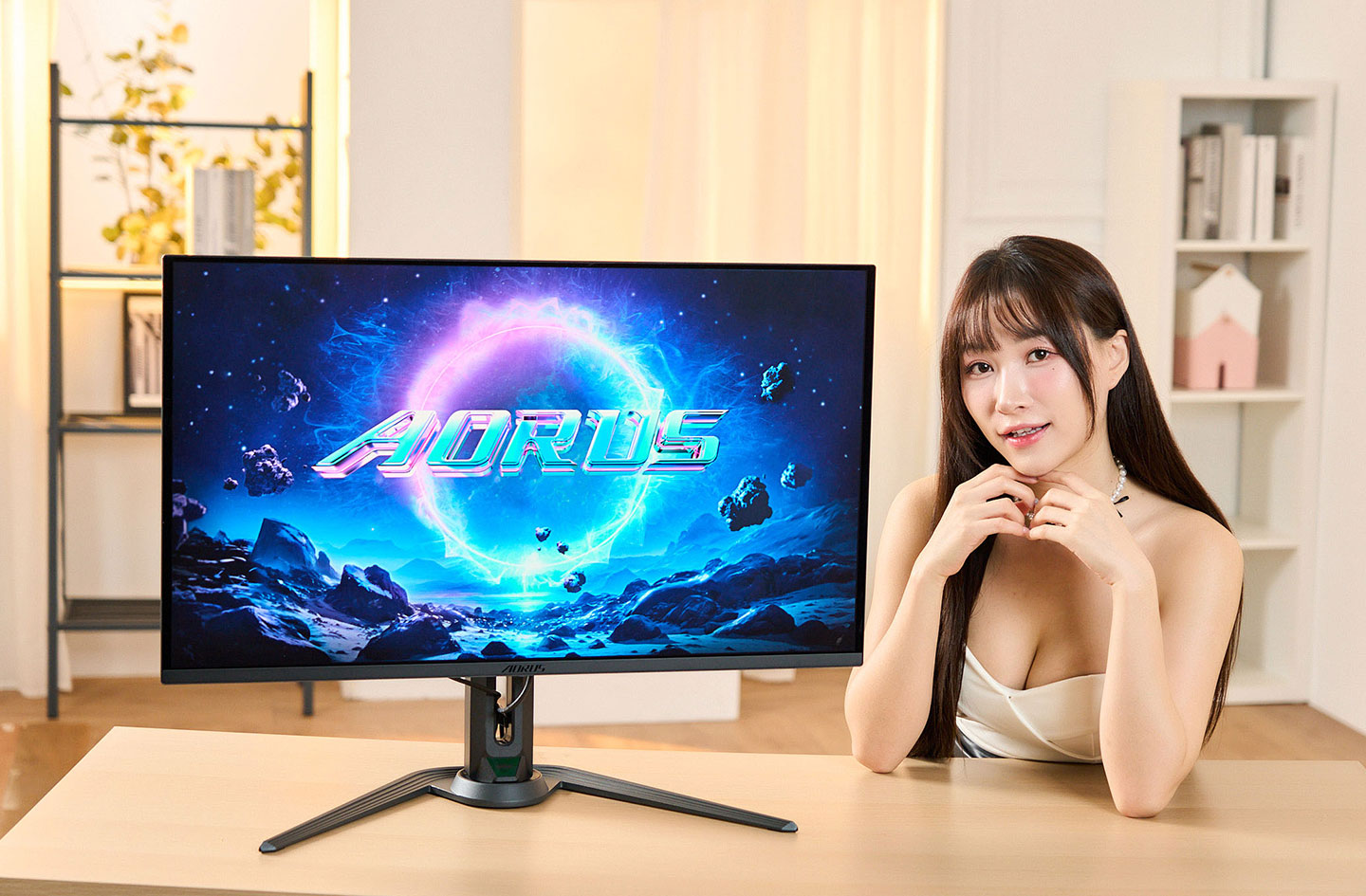 AORUS FO32U2P 採用了 16:9 的比例，對於各類型的遊戲支援性最高，32 吋的大小也能展現 4K UHD 解析度最佳畫質的優勢。 ▲ 採用 QD-OLED 面板的 AORUS FO32U2P 擁有極纖薄的機身，尤其是後側包覆機板的區塊也大幅縮減，視覺上更為簡潔。 ▲ 機身後側也搭配了一條顯目的 RGB 燈帶，上頭也有 AORUS 的品牌 LOGO 標示。