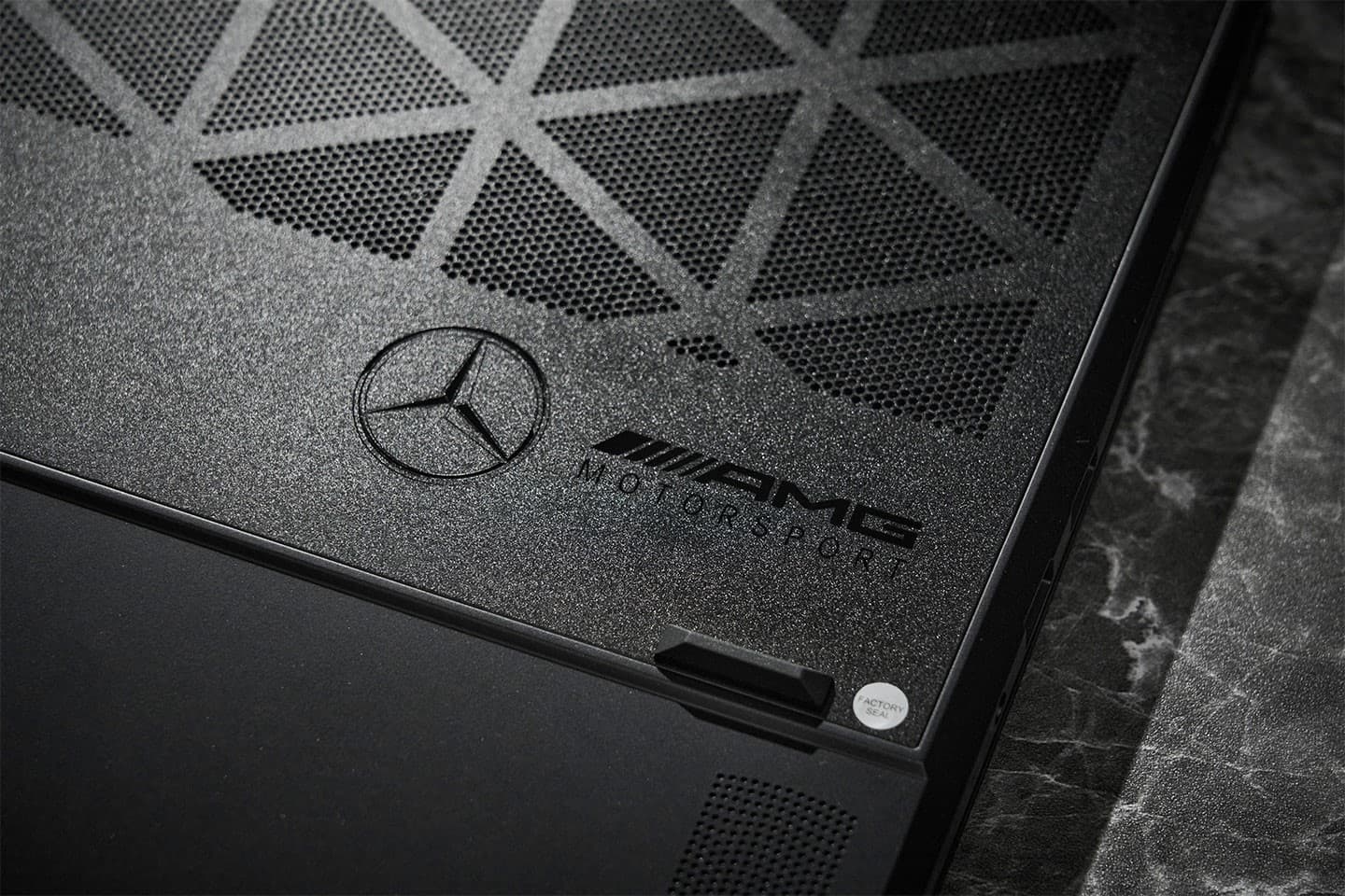 底殼處也少不了 Mercedes-AMG Logo。