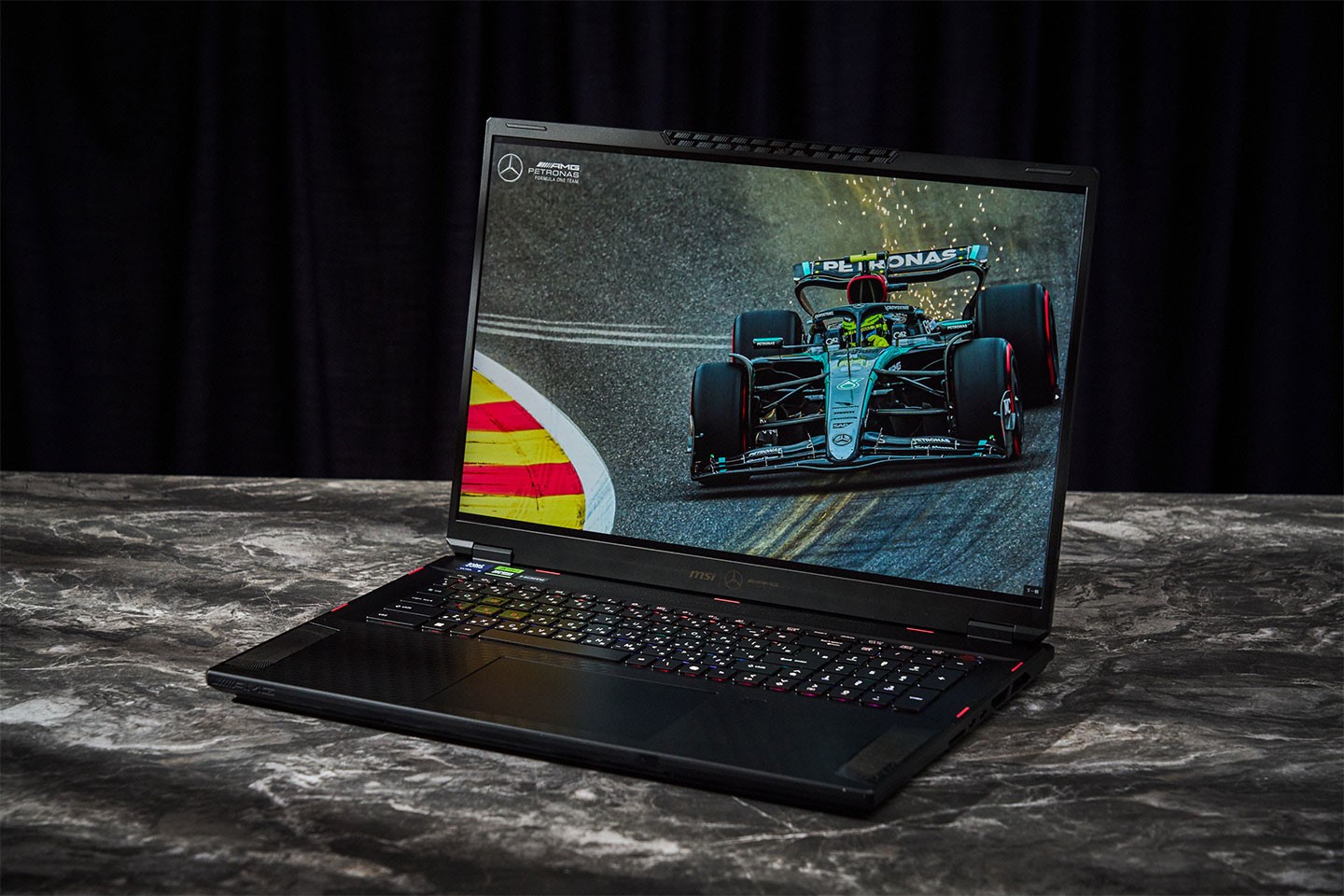 MSI Stealth 18 Mercedes-AMG Motorsport 其中一大賣點就是搭載 18 吋 4K+ Mini LED 電競顯示器，不僅顯色能力、對比度、亮度表現都相當有水準，更支援 120Hz 更新率。