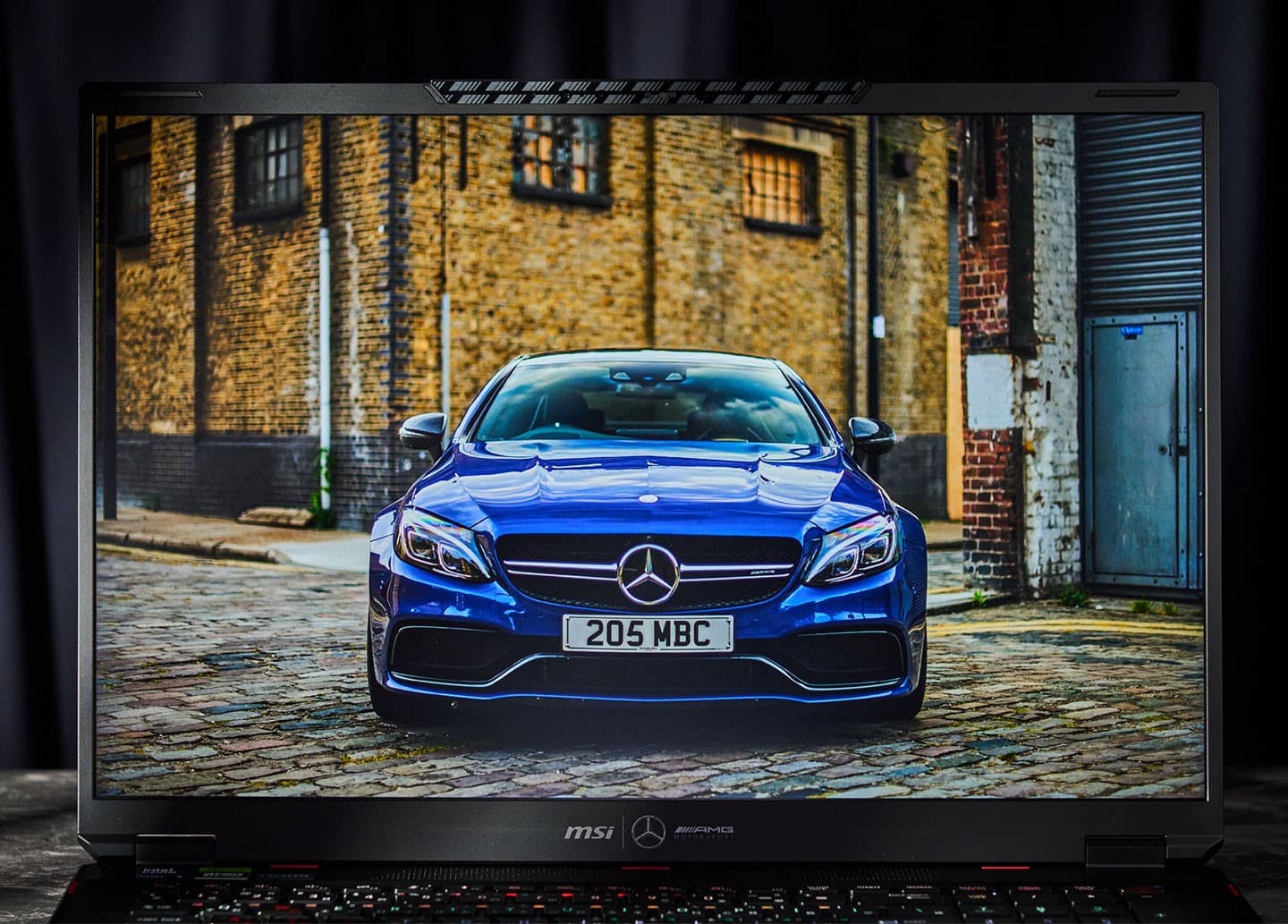 極窄邊框設計讓 MSI Stealth 18 Mercedes-AMG Motorsport 在提供超寬廣視野的同時，機身尺寸更縮小至大約 17吋左右。