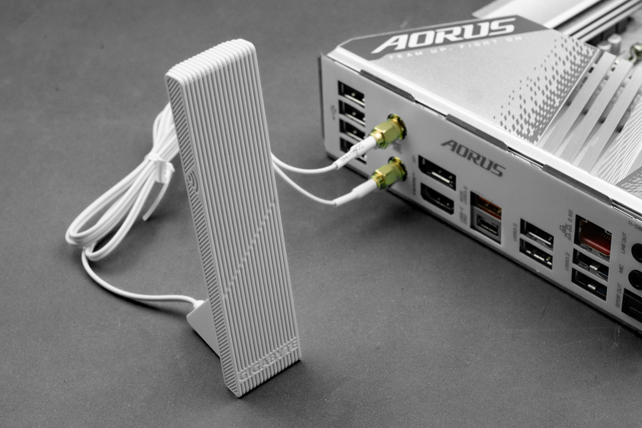 隨板還附了一組天線，用於板子上的 WiFi 6E/802.11ax 接口。如果要使用主機板的無線網路，天線是一定要插的，新手玩家得留意此點。