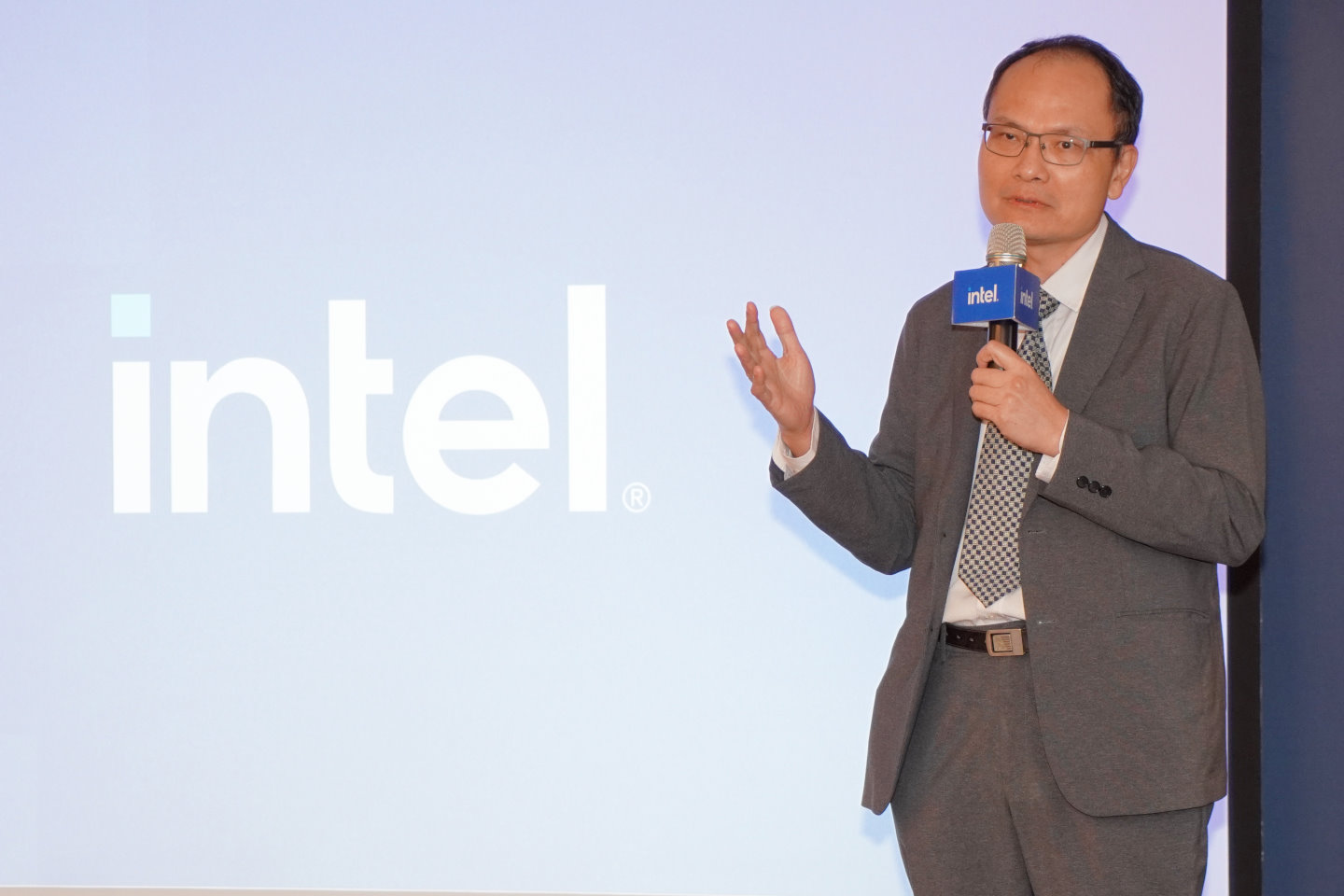Intel業務暨行銷事業群商用業務總監鄭智成為說明會開場，並解說NPU能夠在省電的前提下進行長時間AI運算。