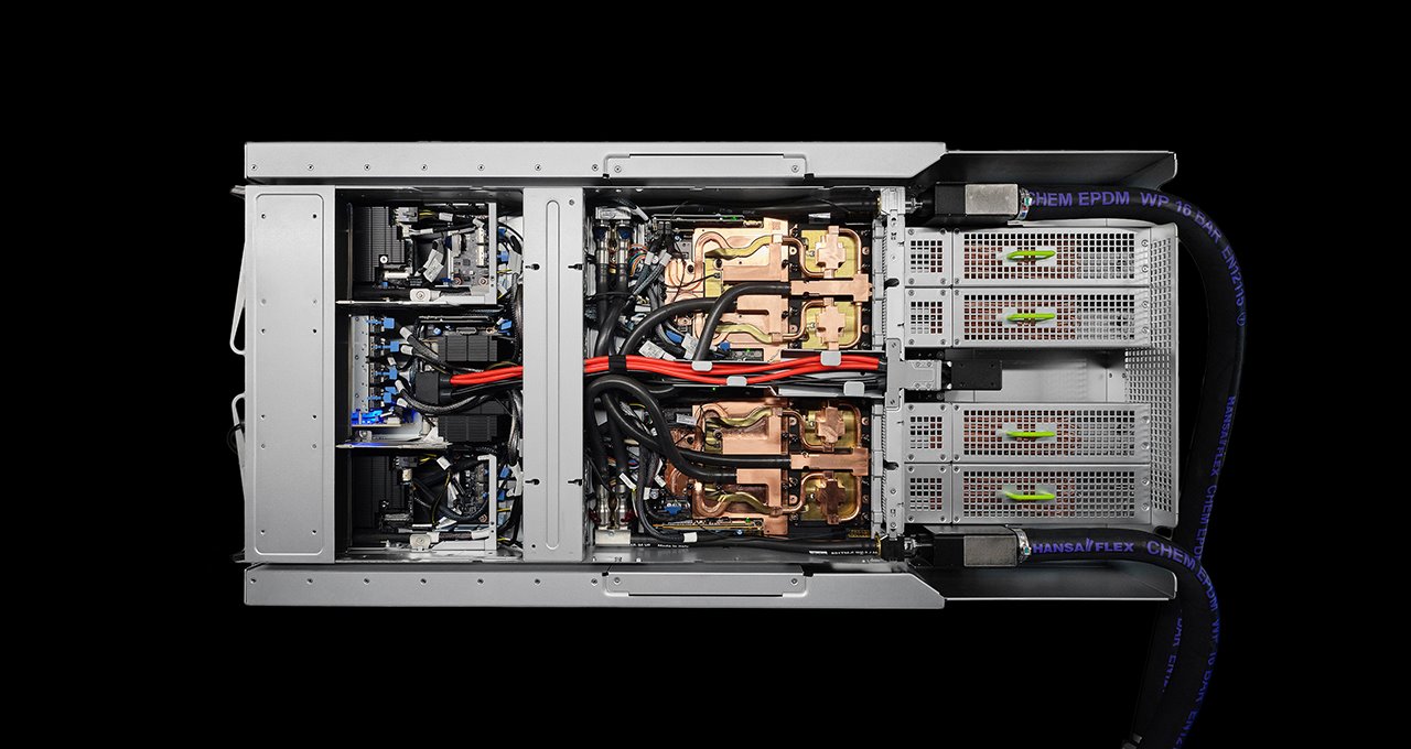 GB200 NVL72運算節點的俯視圖，由於GB200 Superchip採用液冷散熱，所以不需要安裝風扇。