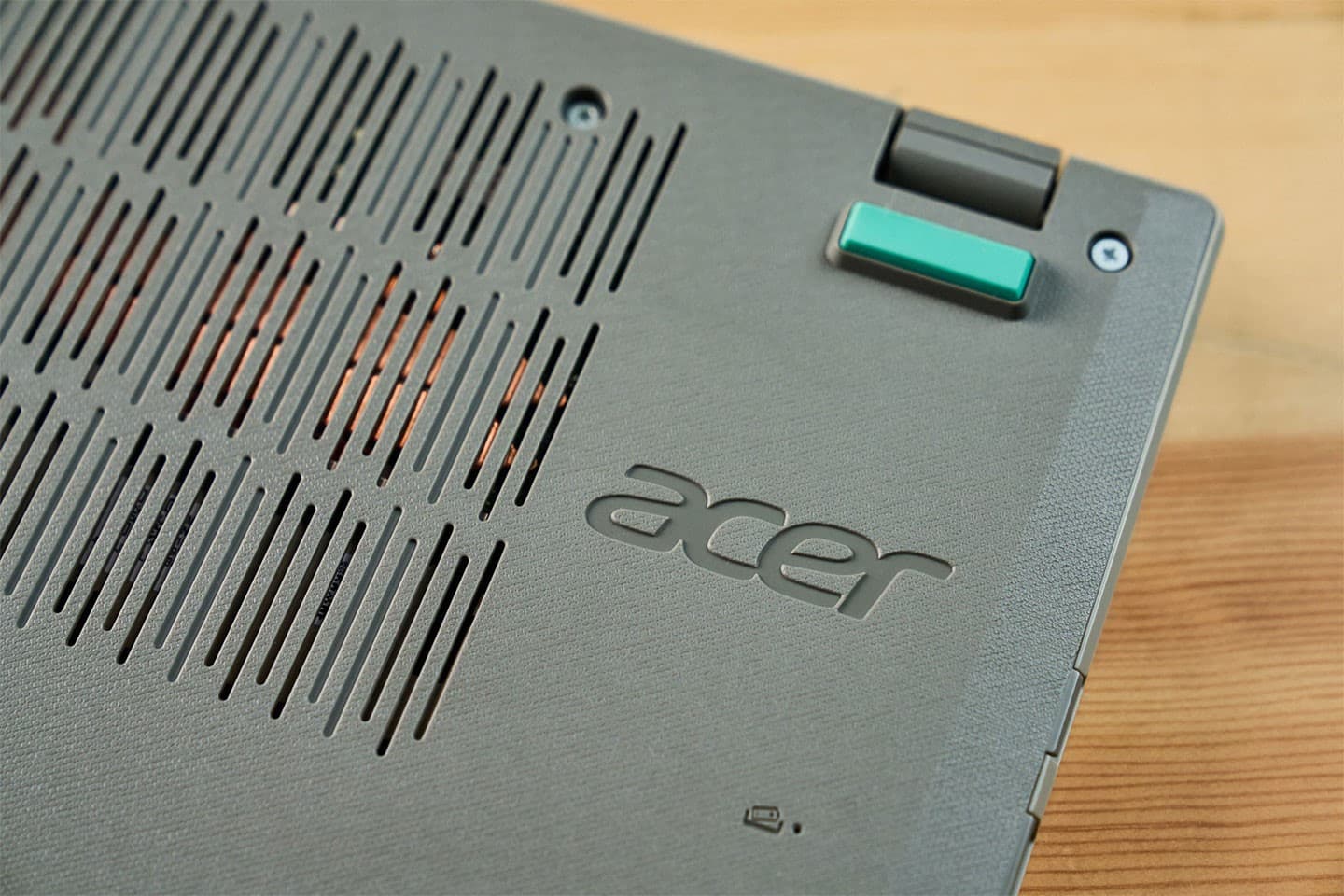 散熱入風口一旁也規劃了一枚 Acer Logo。