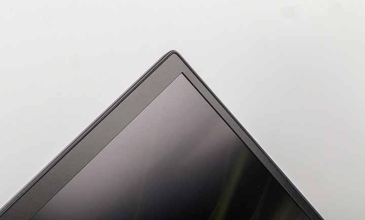 今年推出的 Razer Blade 18，維持與前代相同的四邊窄邊框設計，可見左右邊框相當窄。