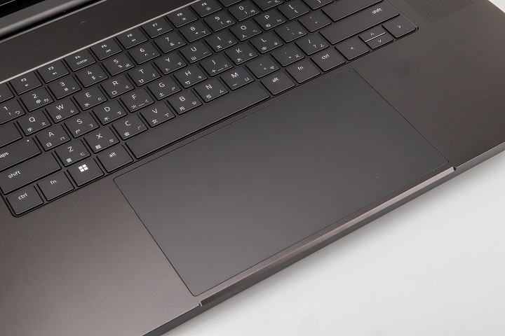 大面積的一片式玻璃觸控板面積為17×9.7（cm），配備 Microsoft 精確觸控，提供多重觸控手勢操作。