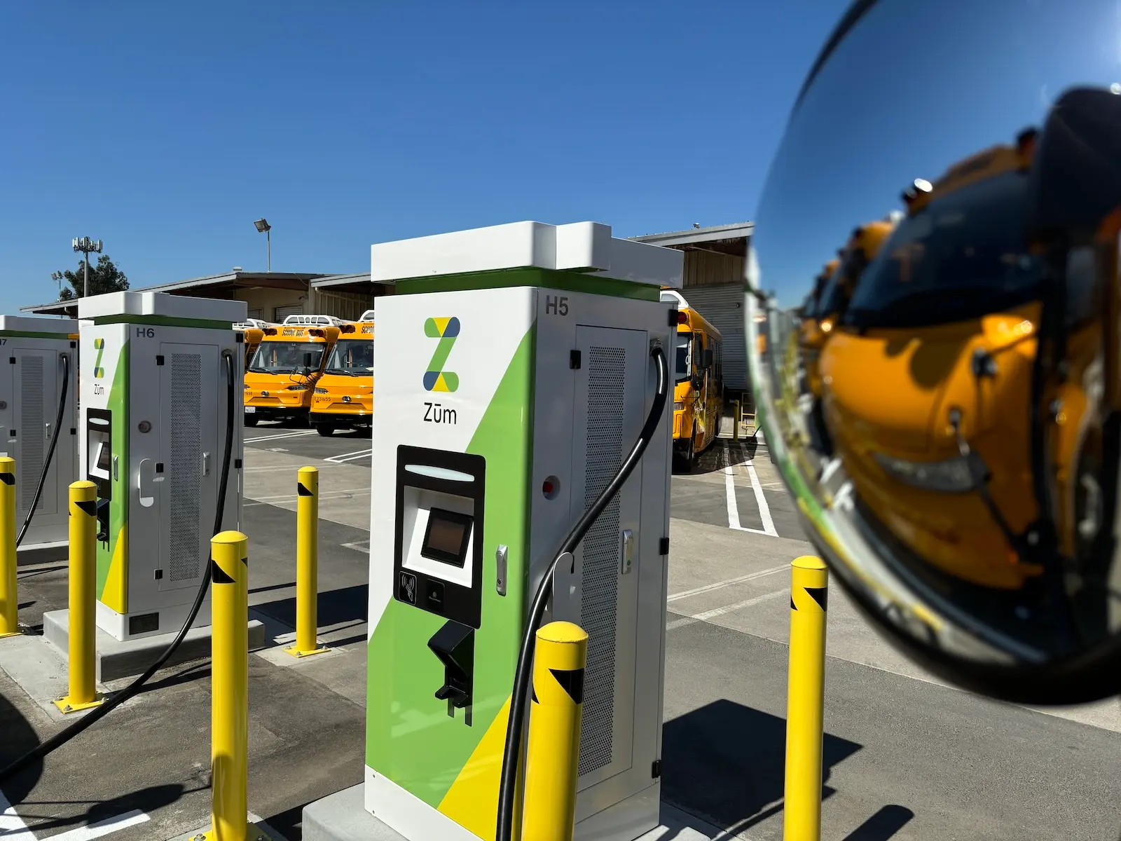 每輛公車都插入自己的充電器，該充電器會自動確定何時汲取電力或將電力回饋給電網。