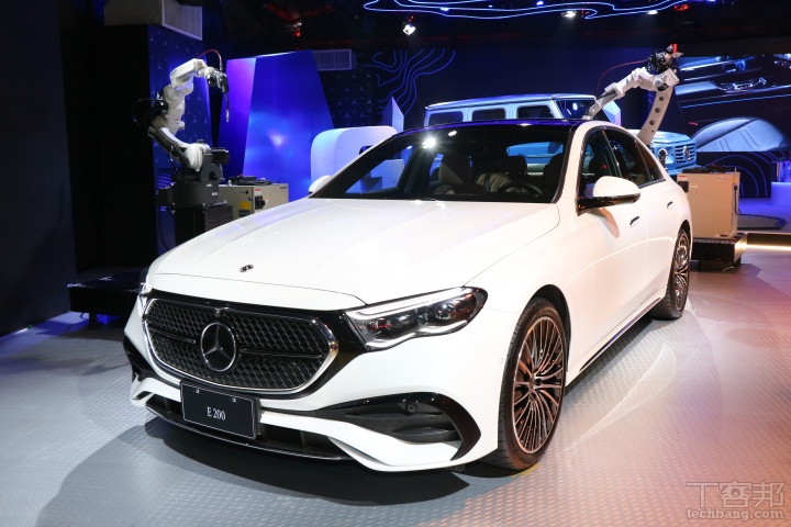 在駕駛操作環節上，Mercedes-Benz 著手自行架構開發 MBUX 多媒體系統，獨特 Zero Layer 零層級介面將導航功能與影音娛樂操作顯示在觸手可及的地方，甚至學習駕駛者的使用習慣，將常用的功能呈現在畫面上。更令人驚豔的 「Routines」例行程序功能，可以在各種不同日常使用情境，讓車主不用動手就將車輛設定至舒適的使用狀態。為了打造更完善的數位體驗，更斥資 2 億歐元成立軟體開發部門，使軟體與硬體能完美整合，提供智慧舒適的用車體驗，並結合世界科技巨擘如 Apple、Amazon、Dolby、Google、Microsoft、NVIDIA 等，在 Mercedes-Benz 專屬開發的系統平台上提供完美的數位移動生活。而 Mercedes-Benz 旗下最新智慧代表坐駕 E-Class 除了上述的貼心數位功能外，還能輕鬆地與駕駛對談，並完成多項便利的車輛操作。