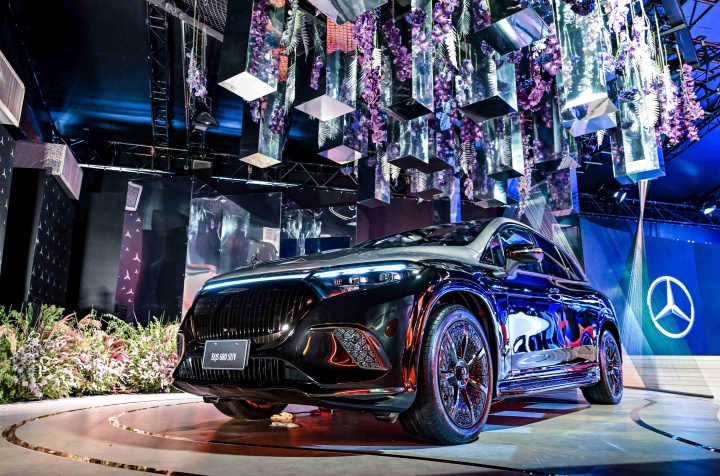 在造車工藝方面，Mercedes-Benz 強調他們並不是採用特殊的材料或浮誇的造型設計，而是像高端客製化的 MANUFAKTUR 提供多種色系頂級 NAPPA 皮革外，透過匠人工藝一針一線勾勒出獨特的菱格紋和精細收邊工法，覆蓋在厚實包覆的座椅上，搭配 Mercedes-Benz 氣味專家精心調配的 20 種個人化香水，最後經由部分木質飾板或異材質的點綴，現場展示的 Mercedes-Maybach EQS 680 SUV 便是如此。