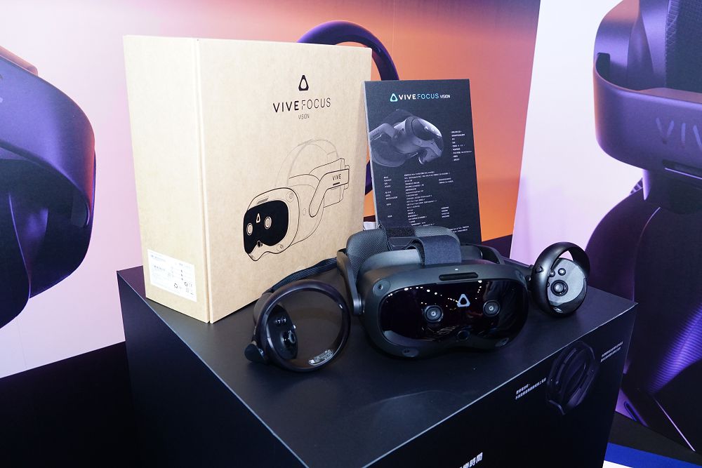 HTC 全新 XR一體機 VIVE Focus Vision 現場看，搭載彩色透視鏡頭，內建眼球追蹤自動對焦，售價 34,900 元