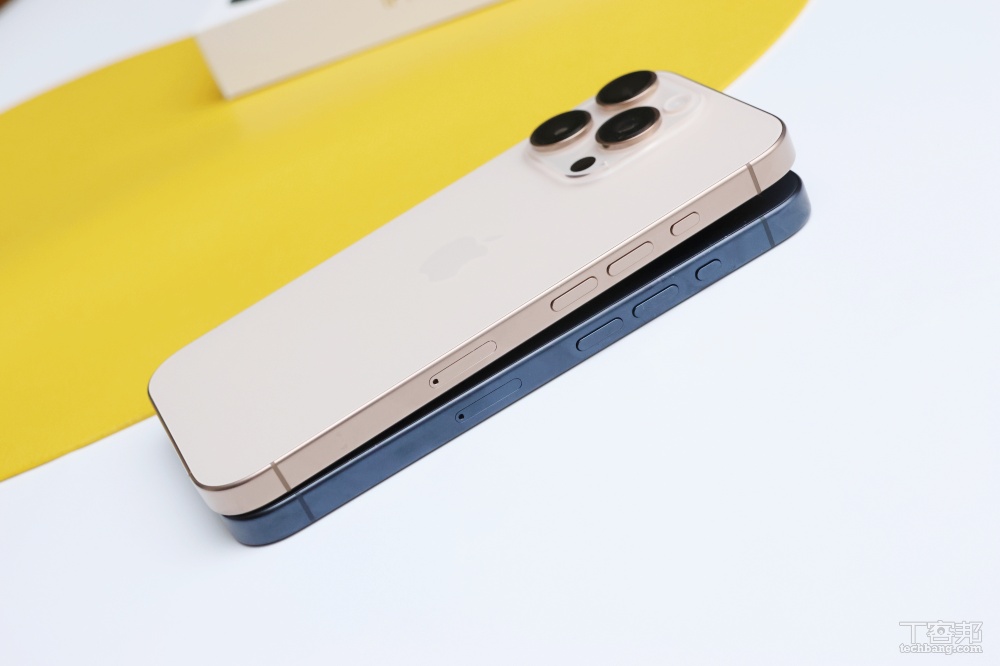 iPhone 16 Pro（上）、iPhone 15 Pro（下）。