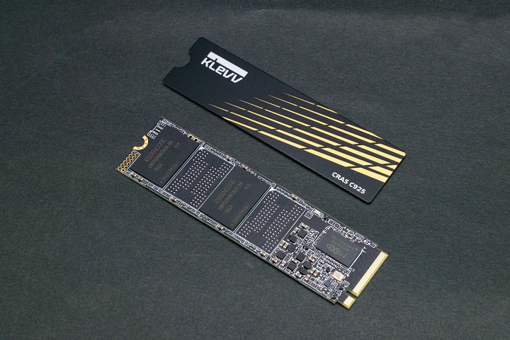 Gen4x4 攻頂的速度表現：7,400 MB/s！把 M.2 插槽榨乾的 KLEVV CRAS C925 M.2 NVMe PCIe SSD