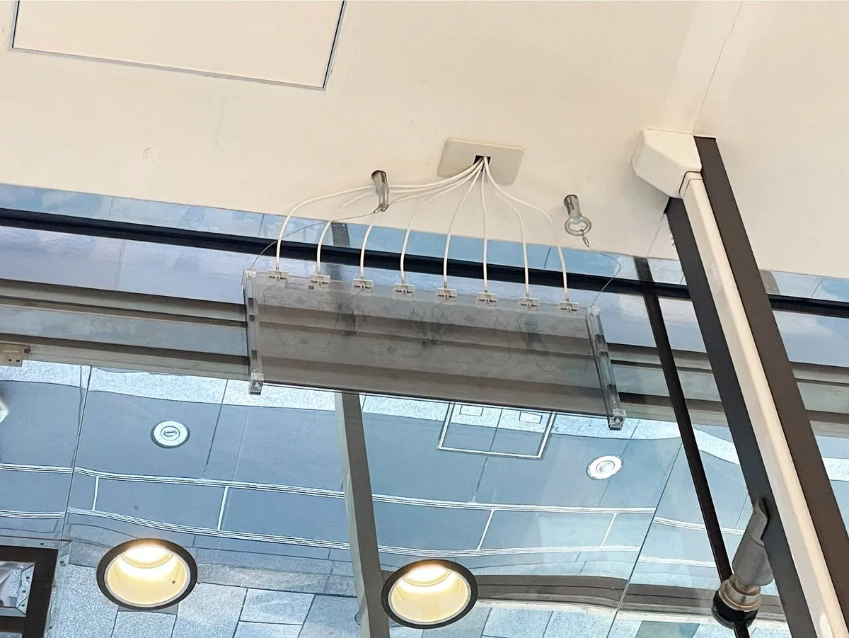 電子設備不顯眼地連接到透明導電層上，使窗戶能夠兼作 5G 基地台天線。
