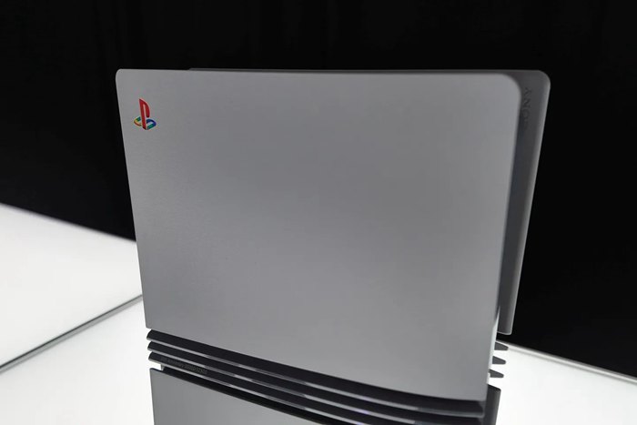PS5 Pro索尼三十週年紀念版實物圖曝光，不同角度看清遊戲主機細節