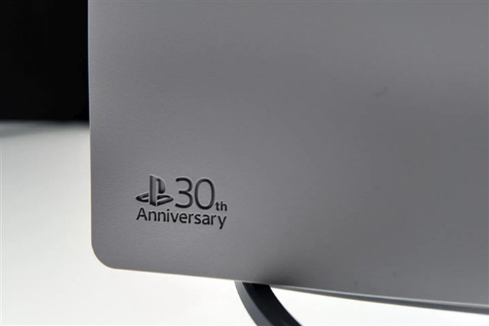 PS5 Pro索尼三十週年紀念版實物圖曝光，不同角度看清遊戲主機細節