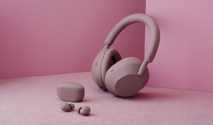 Sony WH-1000XM5 即刻折抵NT$ 2,000，而 LinkBuds 系列、多彩真無線耳機、X系列無線藍牙喇叭、INZONE 系列電競耳機和指定 Walkman 數位隨身聽祭出最高省NT$6,000優惠。（圖為WH-1000XM5、WF-1000XM5時尚新色玫瑰灰）