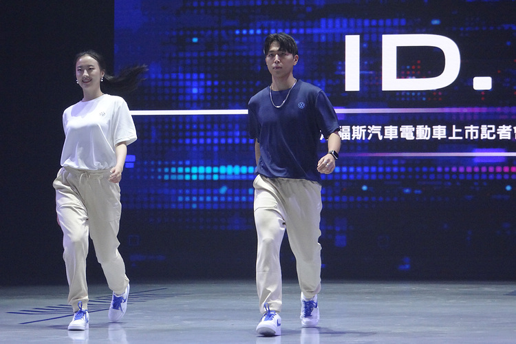 隨著純電車系的導入，原廠已完成服務人員專業教育訓練，同時為其更換全新制服。