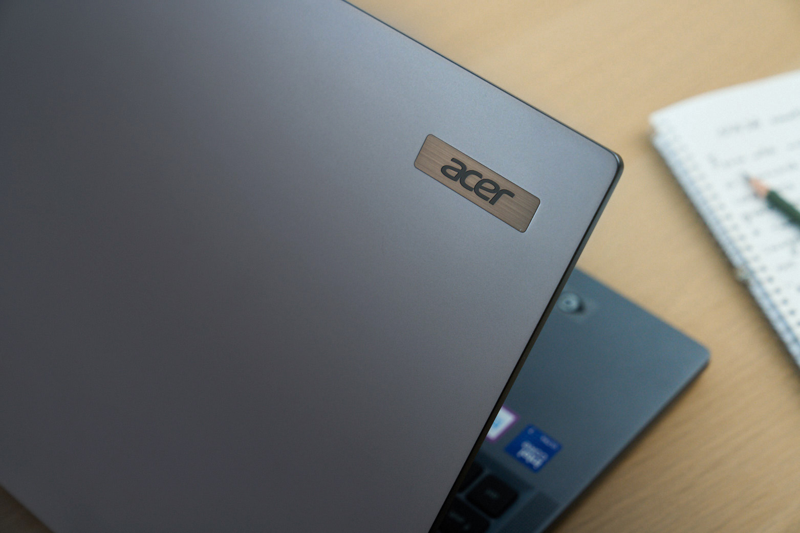 機身上蓋非常乾淨，僅在一隅放上有髮絲紋路襯底的 Acer Logo 銘牌。