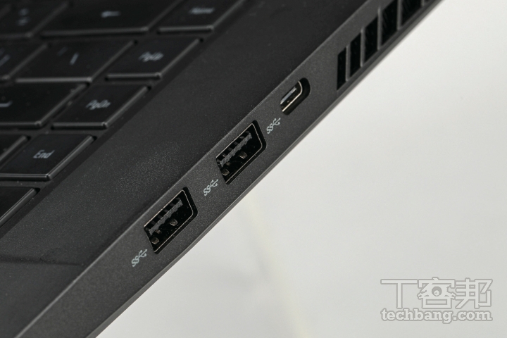 右側輸出入埠有 USB Type-C 埠、兩個 USB Type-A，利於即插即用。
