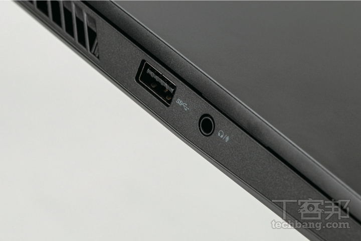 左側輸出入埠有 USB Type-A、3.5mm 複合式耳麥插孔，一旁還有散熱孔。