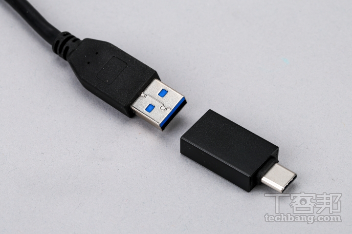 傳輸配件內附一條 USB-C to A 的傳輸線，及一個 USB-A 轉 C 的轉接頭。