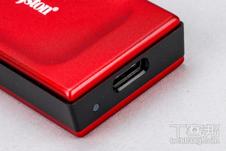USB-C 介面連接埠位於機身短邊側面，一旁也有指示燈可供辨識存取狀態。