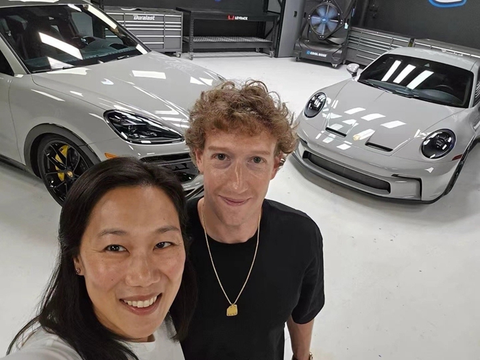 祖克柏這次又送給妻子一輛加長版保時捷Cayenne，還帶側滑門
