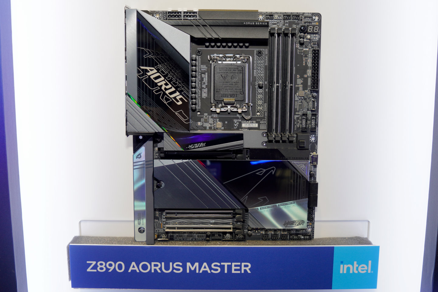 Z890 AORUS MASTER提供1組直通處理器的PCIe Gen 5x16插槽，下方2組x16尺寸插槽則由晶片組提供Gen 4x4、Gen 3x1通道。