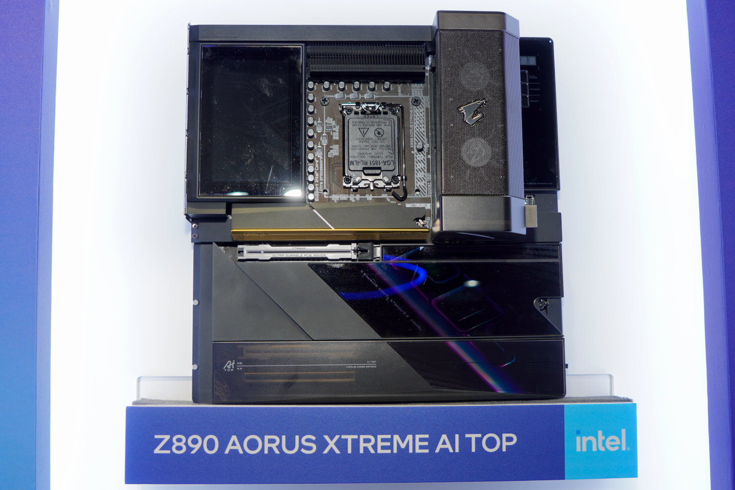 Z890 AORUS MASTER AI TOP上方2組x16尺寸插槽直通處理器，能夠以Gen 5x16模式或2組Gen 5x8模式運作，下方x16尺寸插槽由晶片組提供Gen 4x4通道。