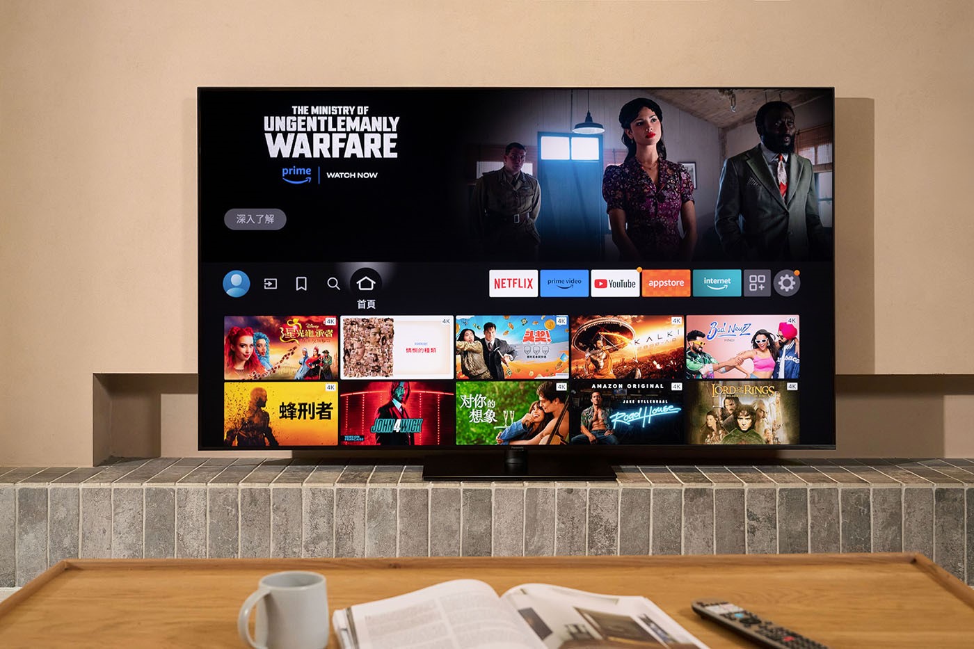 有別於現階段多數電視內建的 Android TV 或 Google TV 智慧系統，TV-75W95AGT 為台灣首款採用 Amazon Fire TV OS 的高階電視，究竟差異在哪呢？在評測過程中最直觀的感受就是整體介面更好懂，操作相當直覺，從首頁的編排邏輯可以發現主要會操作的選項都位在左側，並以圖形方式呈現排列，右側則是幾個目前最主流的線上串流影音平台入口，而下方是系統自動推薦的影片片單。